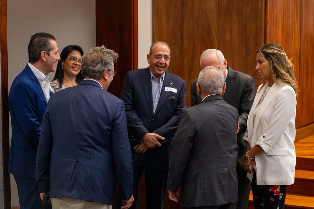 INCAE premia a Ficohsa como socio corporativo destacado en Centroamérica