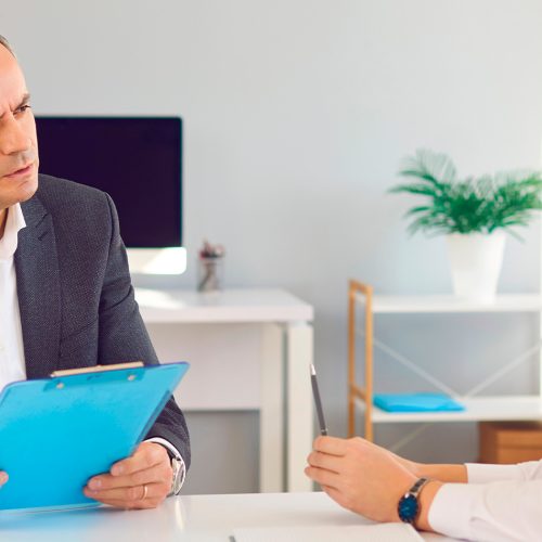 Obstáculos que enfrentan los jóvenes al buscar empleo hoy en día (y las habilidades necesarias para destacar, según LinkedIn)