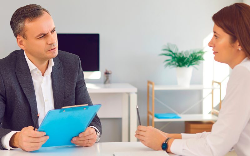 Obstáculos que enfrentan los jóvenes al buscar empleo hoy en día (y las habilidades necesarias para destacar, según LinkedIn)